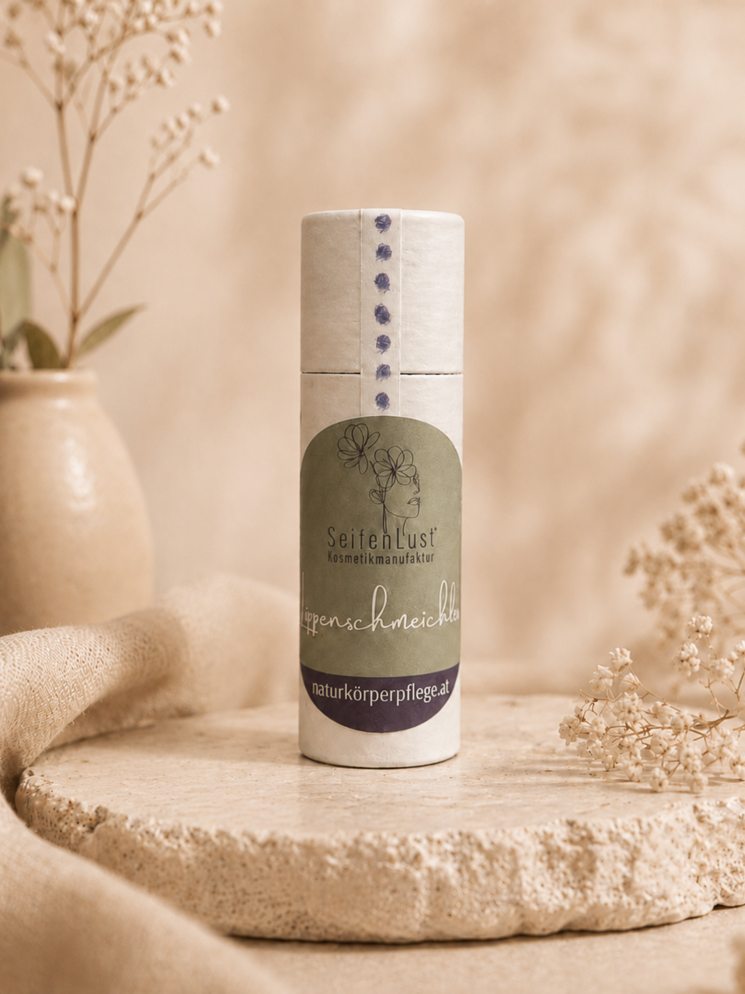 "Lippenschmeichler" - die natürliche Lippenpflege von SeifenLust® in einer Push-up-Papphülse
