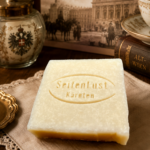 Altwiener Kokosseife von SeifenLust® vor einer historischen Wiener Kulisse mit Porzellan und nostalgischen Accessoires