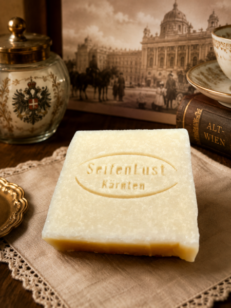 Altwiener Kokosseife von SeifenLust® vor einer historischen Wiener Kulisse mit Porzellan und nostalgischen Accessoires