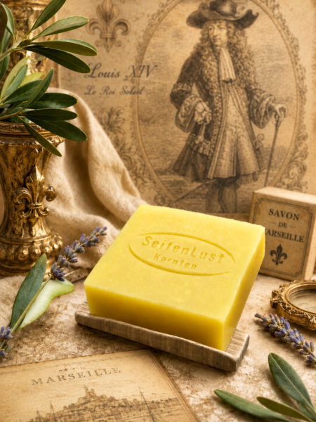 Savon-du-Soleil von SeifenLust® vor historischer Kulisse mit Ludwig XIV., Marseille-Motiv und Olivenzweigen