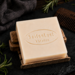 Bartseife „Ritter-Rosmarin“ von SeifenLust® auf einer Holzablage, arrangiert mit Rosmarinzweigen, dunklem Tuch und Bartkamm auf rustikalem Untergrund.